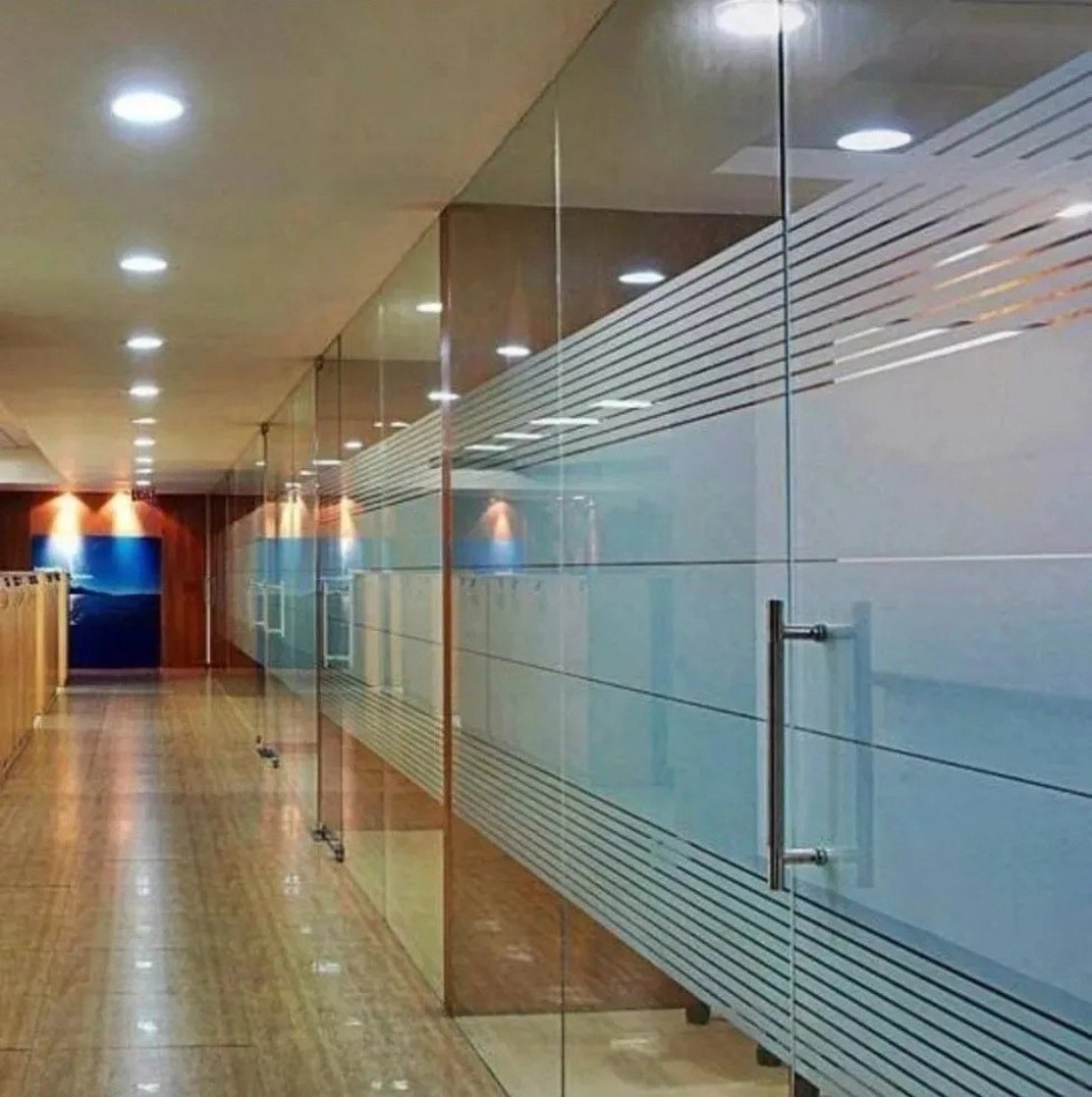 Glass sliding system separating living and dining area in Dubai