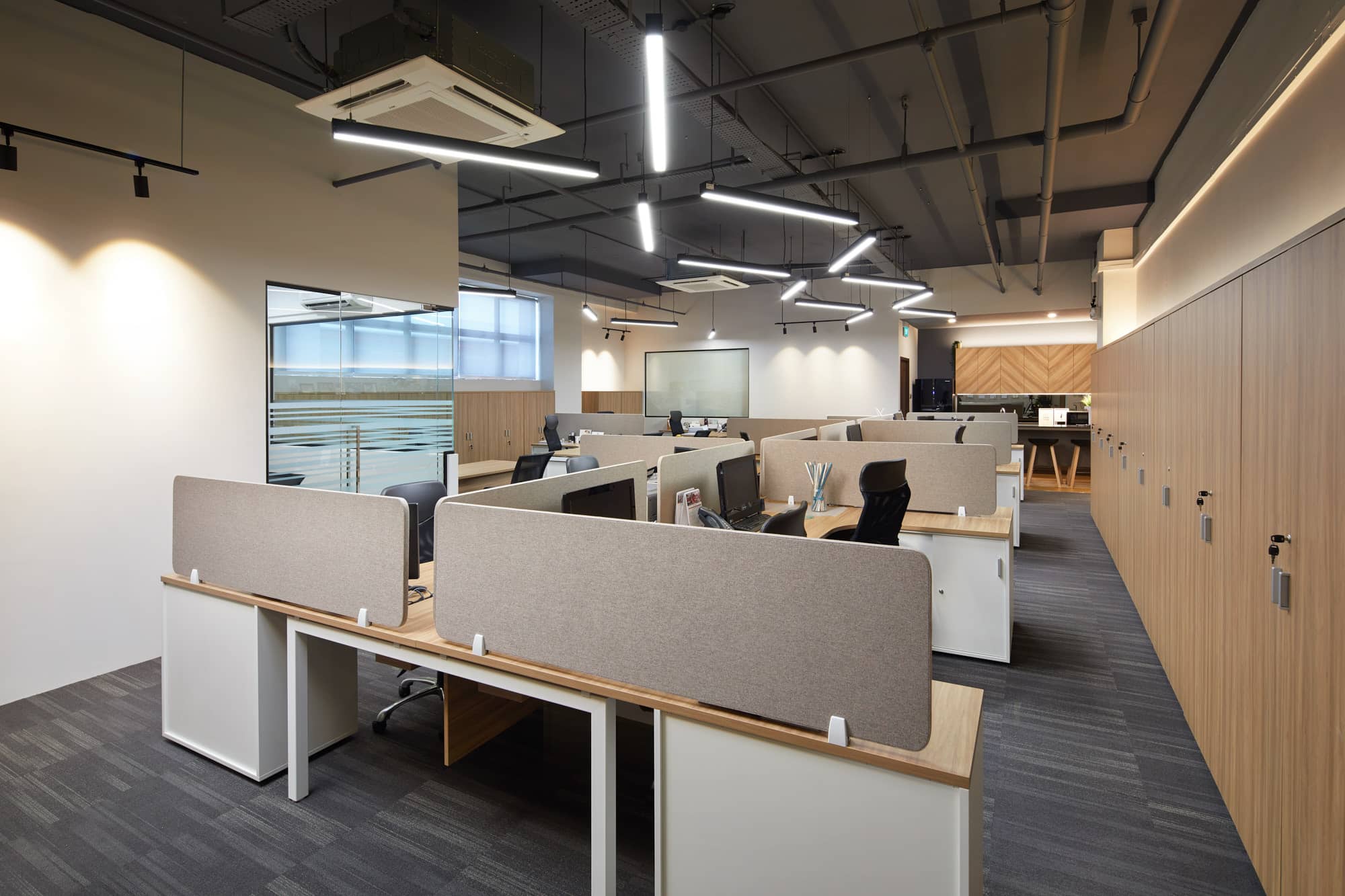 Modern office renovation in Dubai