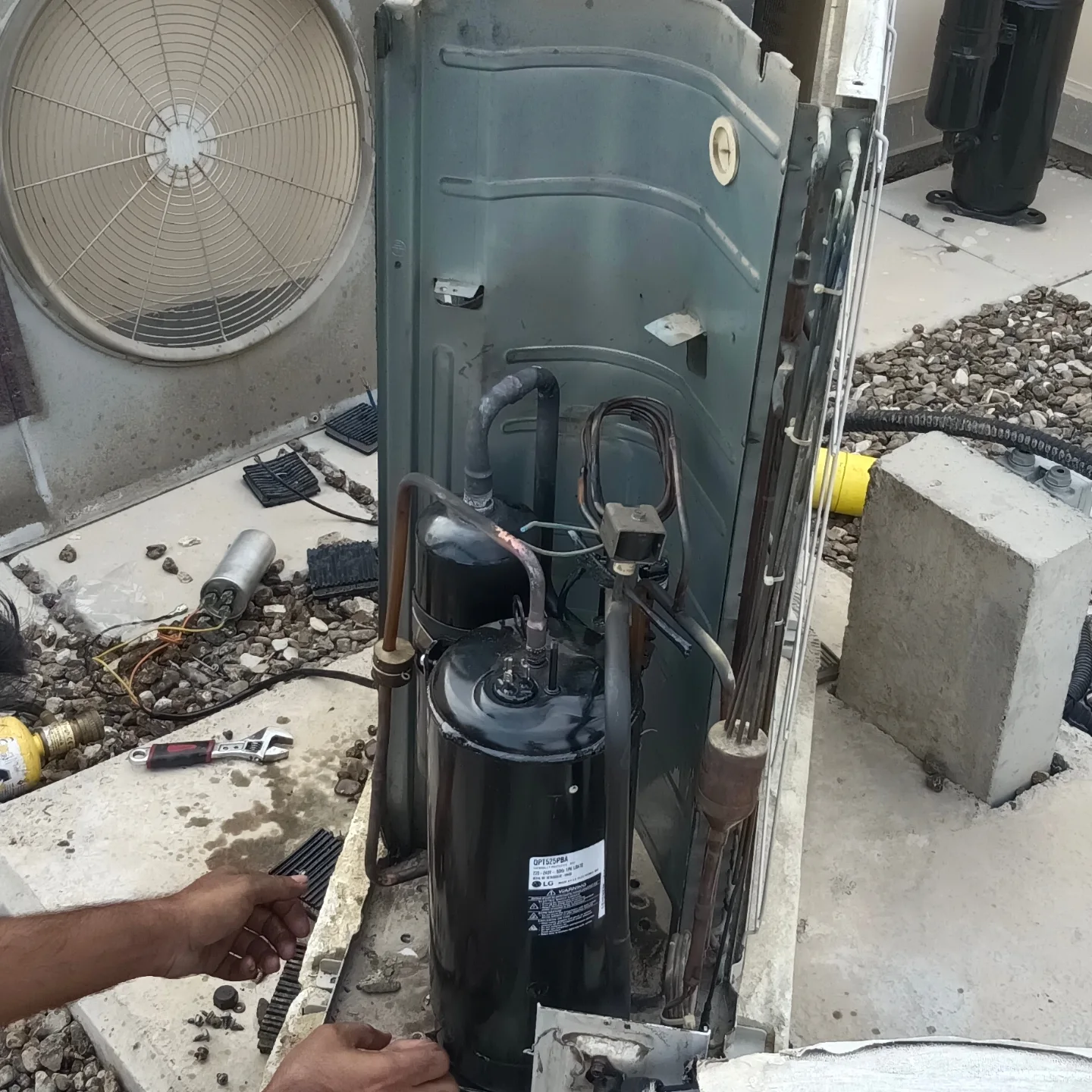 Gas Filling by Yalla Do This AC technician in Dubai